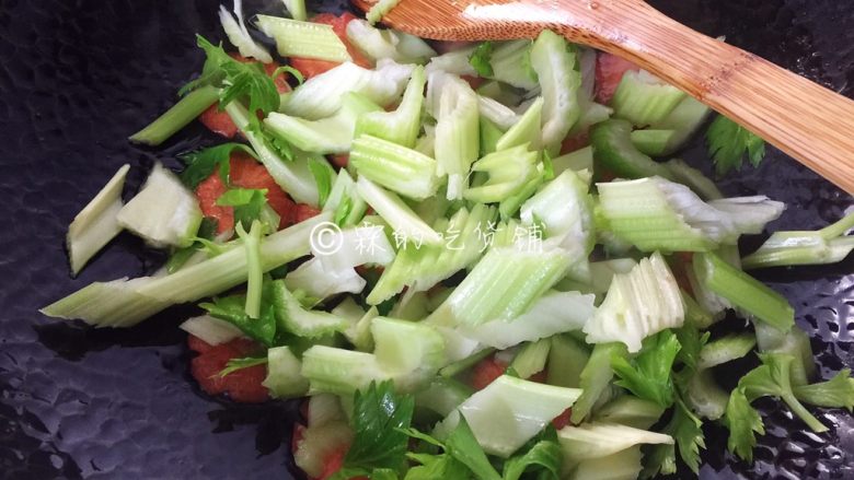 Stir-fried celery, lily and carrot