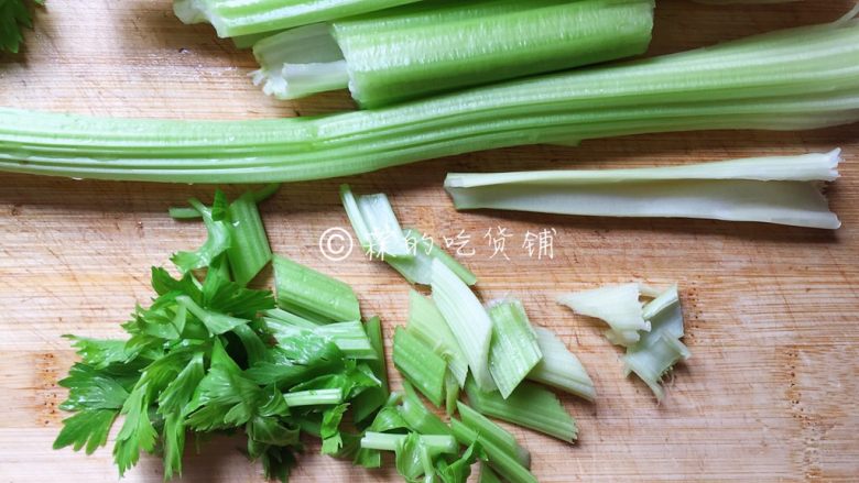 Stir-fried celery, lily and carrot