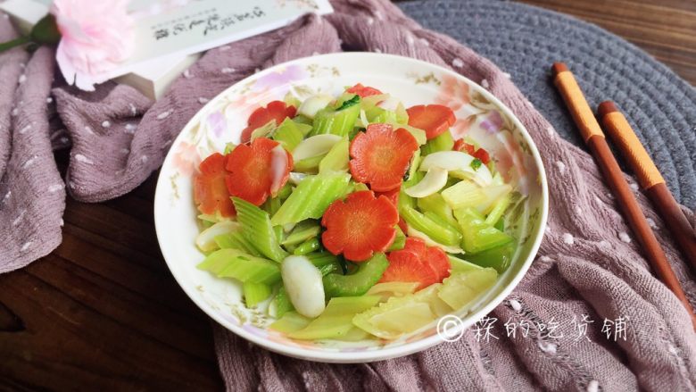 Stir-fried celery, lily, carrot