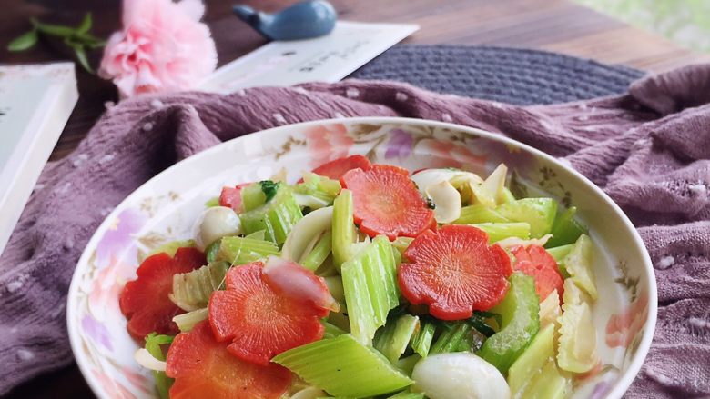 Stir-fried celery, lily and carrot