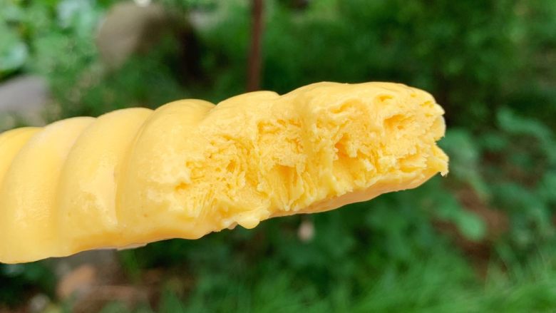 Mango ice cream (no ice residue)