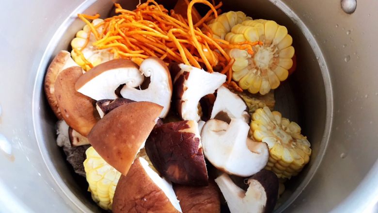 Cordyceps Flower, Shiitake Mushroom, Carrot, Corn and Pork Ribs Soup (Lazy Man's Pressure Cooker Version)