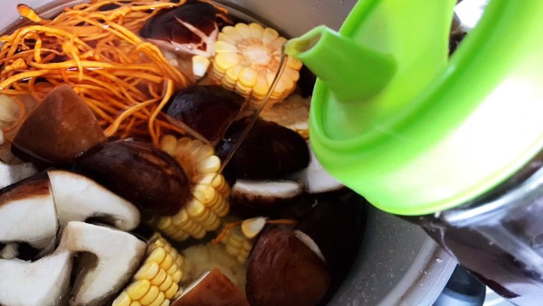 Cordyceps Flower, Shiitake Mushroom, Carrot, Corn and Pork Ribs Soup (Lazy Man's Pressure Cooker Version)