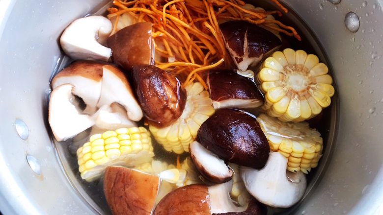 Cordyceps Flower, Shiitake Mushroom, Carrot, Corn and Pork Ribs Soup (Lazy Man's Pressure Cooker Version)