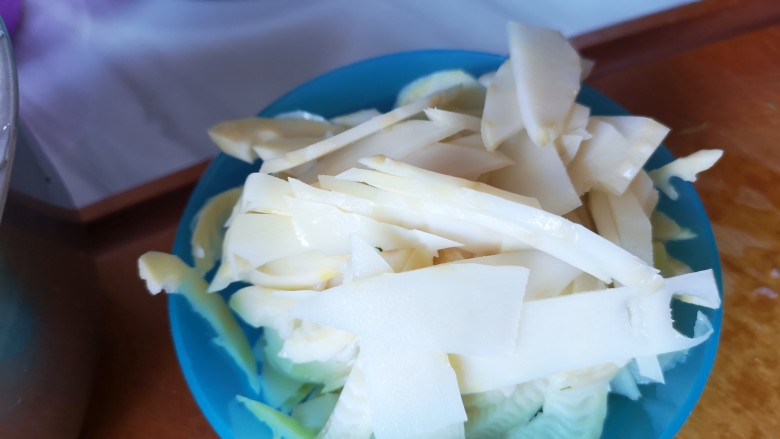 Cold green bamboo shoots and dried tofu