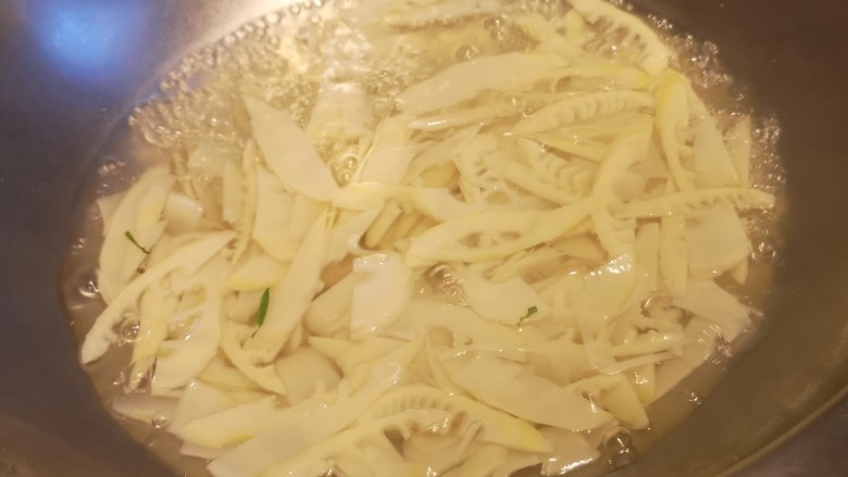 Cold green bamboo shoots and dried tofu