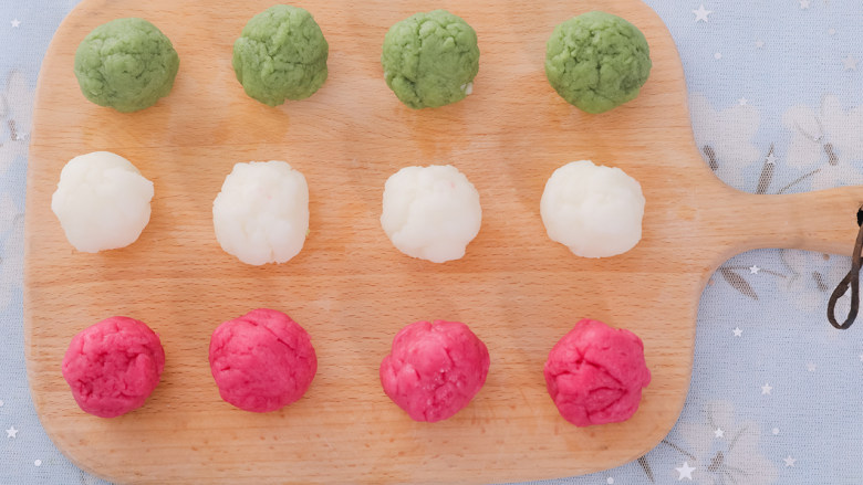 Pink, soft, cute and low-fat snow-skin mooncakes, which satisfy cravings without making you fat!