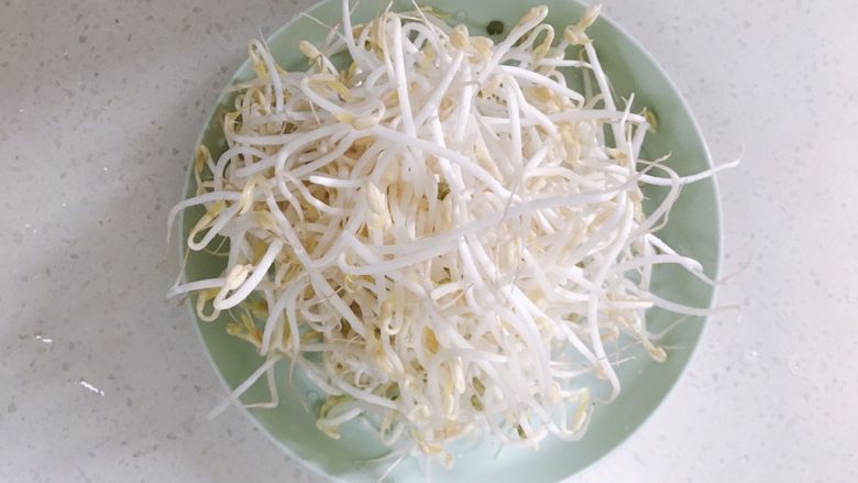 Stir-fried bean sprouts with leeks