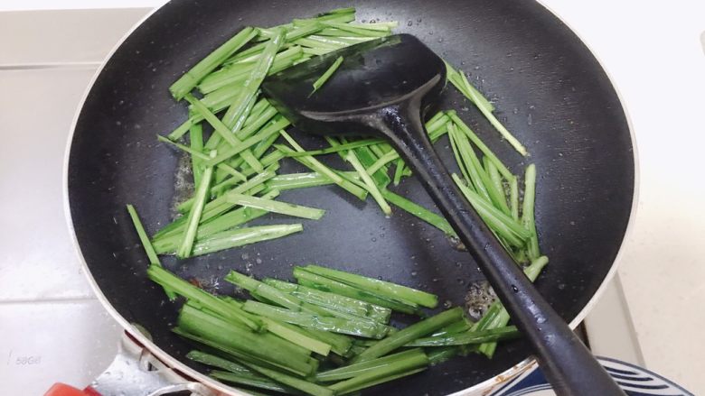 Stir-fried bean sprouts with leeks