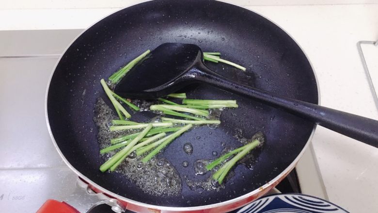 Stir-fried bean sprouts with leeks