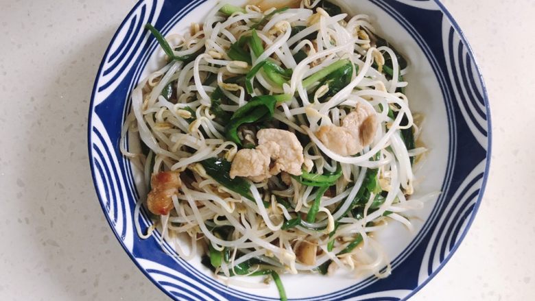 Stir-fried bean sprouts with leeks