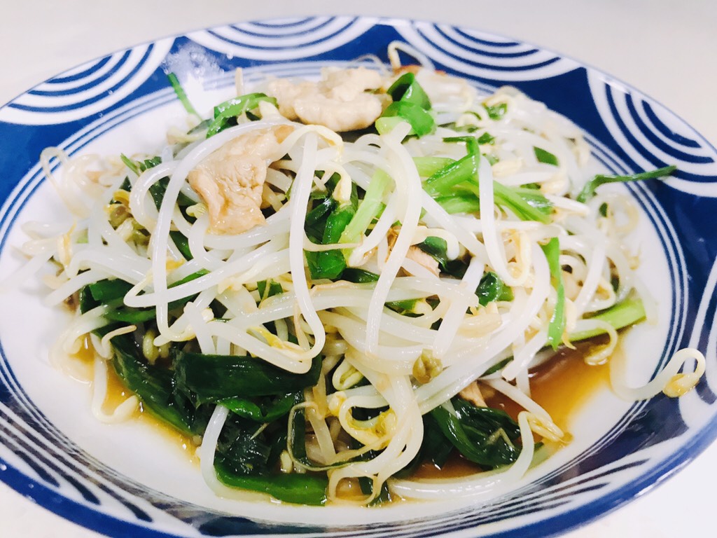 Stir-fried bean sprouts with leeks