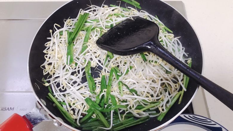 Stir-fried bean sprouts with leeks