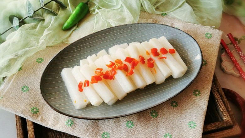 Spicy and sour radish strips