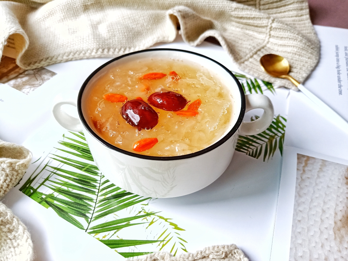 Tremella, Lotus Seed and Red Date Soup