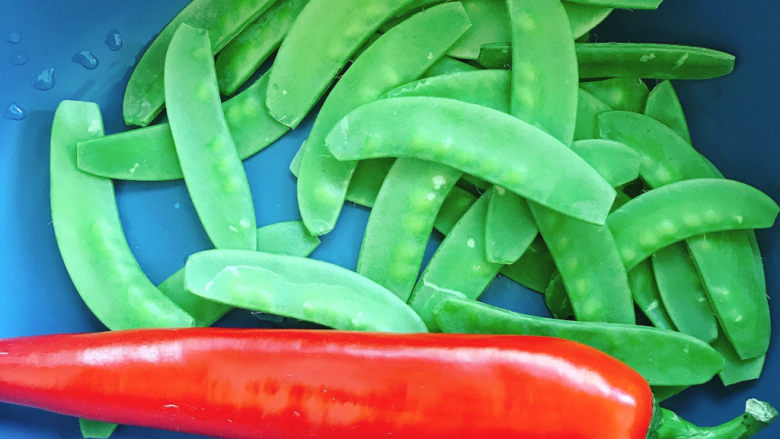 Fried snow peas with red pepper