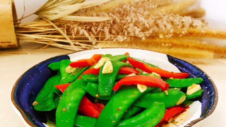 Stir-fried snow peas with red pepper