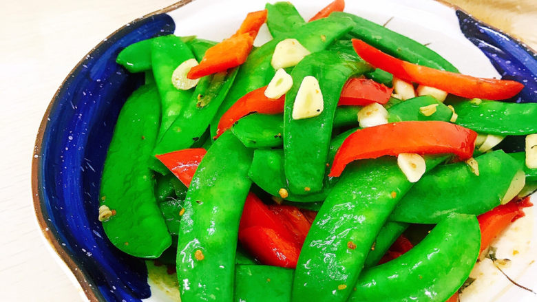 Fried snow peas with red pepper