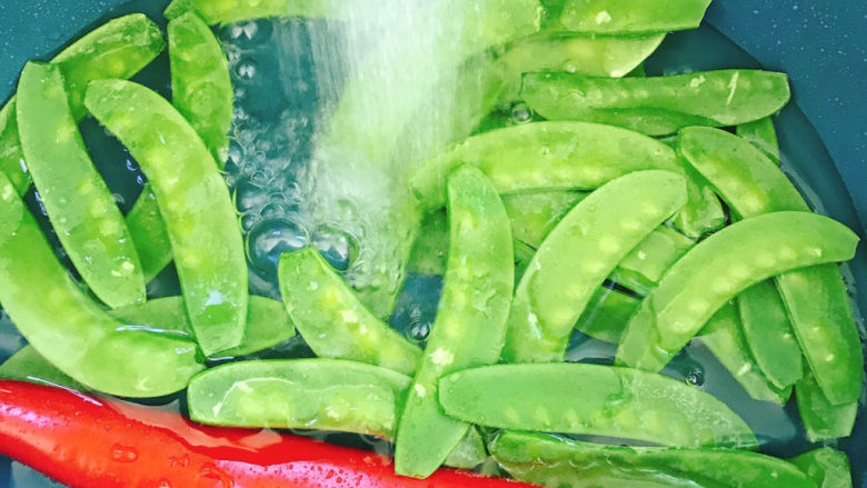 Stir-fried snow peas with red pepper