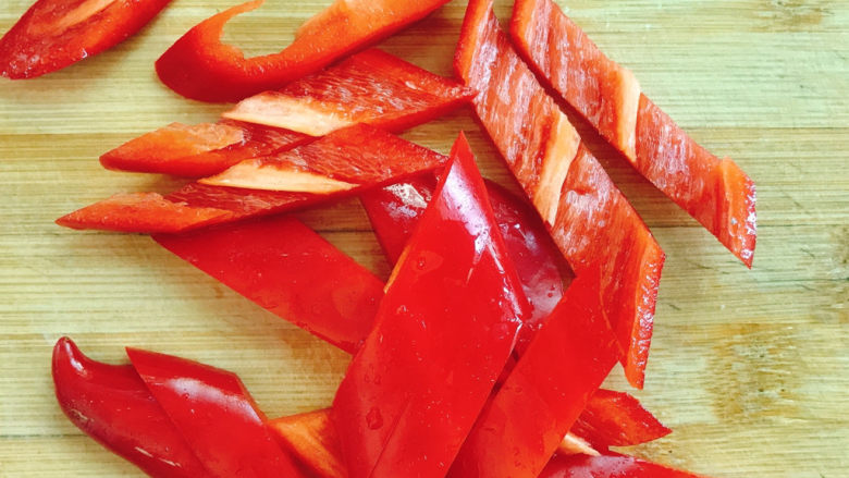 Fried snow peas with red pepper