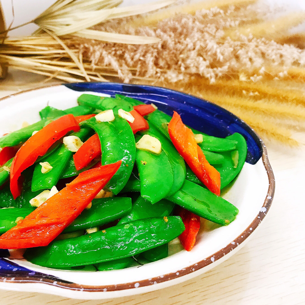 Stir-fried snow peas with red pepper