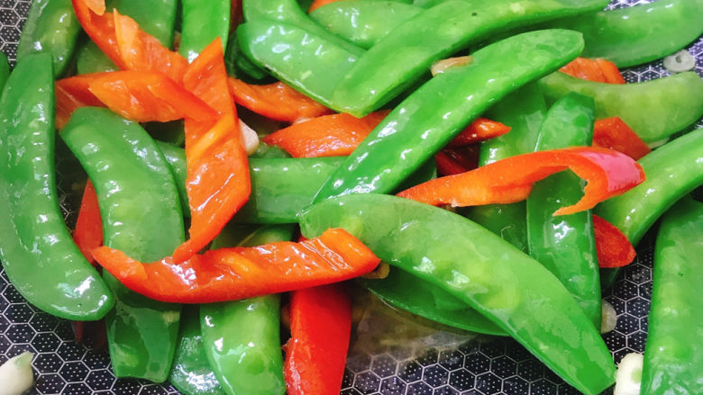 Stir-fried snow peas with red pepper