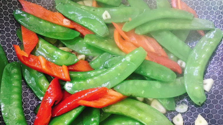 Stir-fried snow peas with red pepper