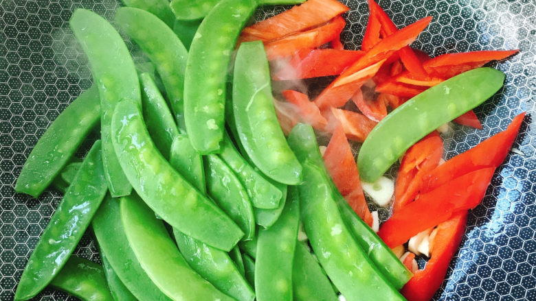 Stir-fried snow peas with red pepper