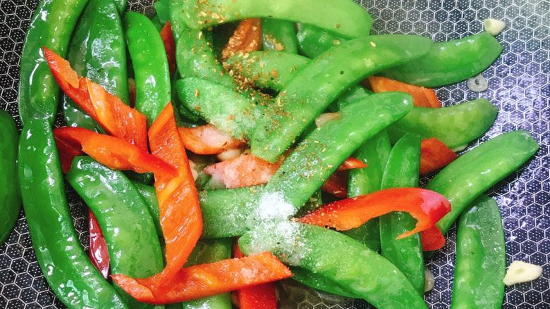 Stir-fried snow peas with red pepper