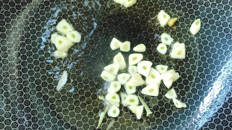 Stir-fried snow peas with red pepper