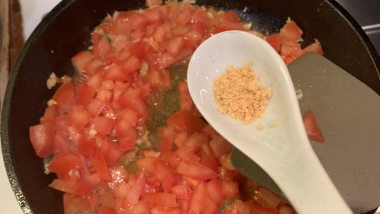 Stewed noodles with eggs and tomatoes