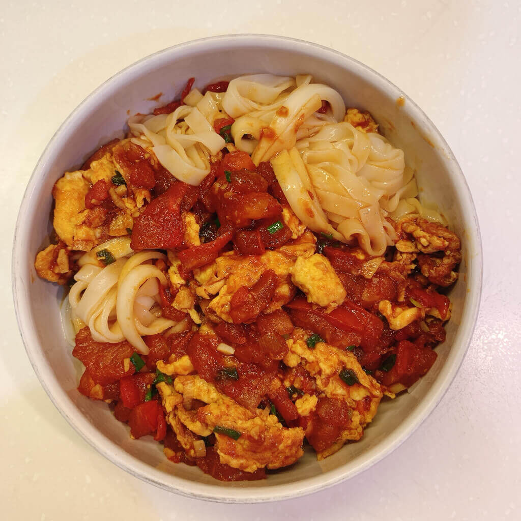 Braised noodles with eggs and tomatoes