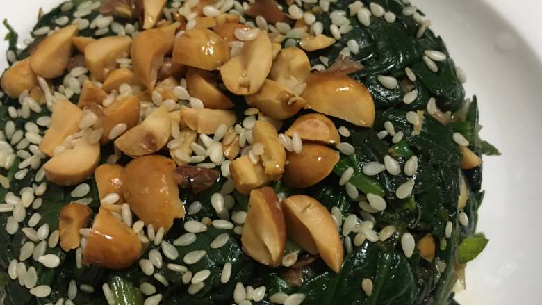 Spinach mixed with peanuts