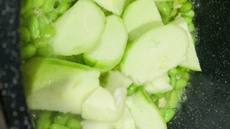 Stir-fried edamame with loofah