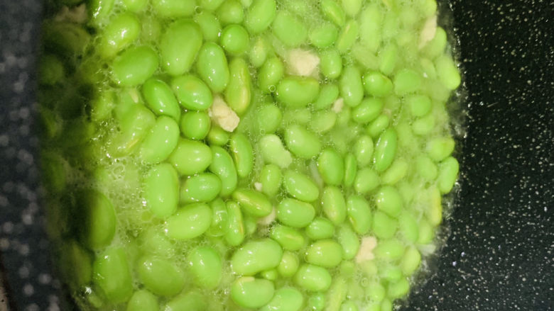 Stir-fried edamame with loofah