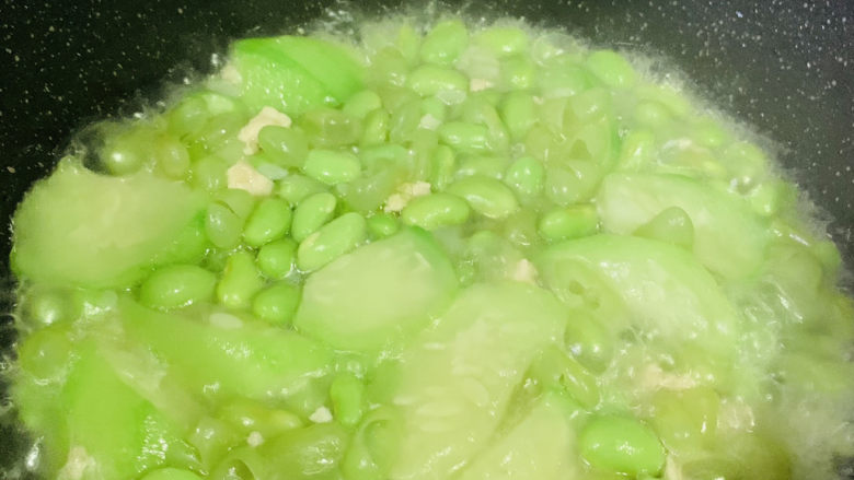 Stir-fried edamame with loofah