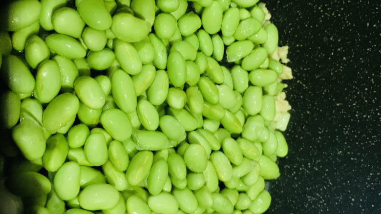 Stir-fried edamame with loofah