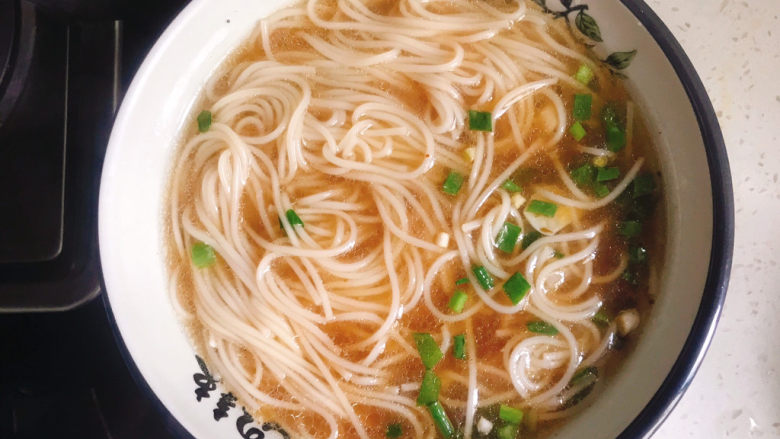 Egg noodles with chopped green onion