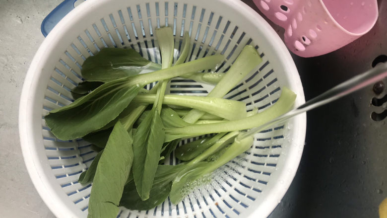 Egg noodles with chopped green onion