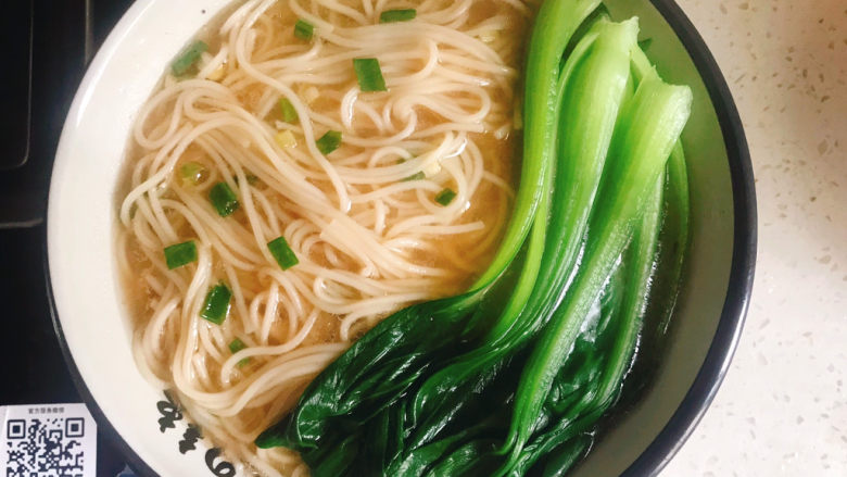 Egg noodles with chopped green onion