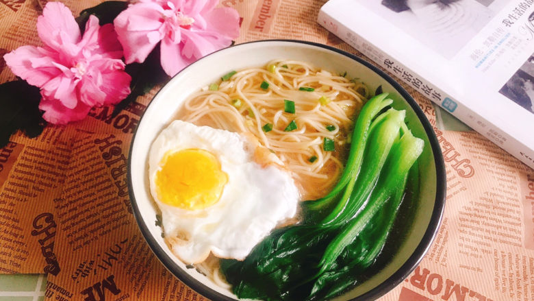 Egg noodles with chopped green onion