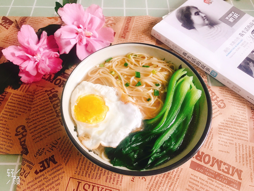 Egg noodles with chopped green onion