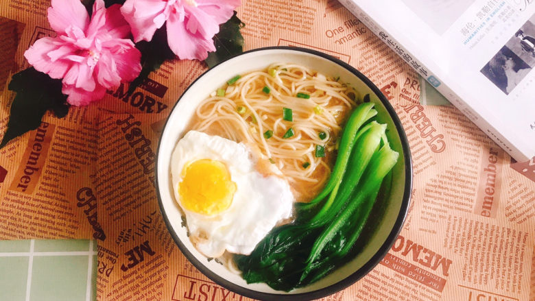 Egg noodles with chopped green onion