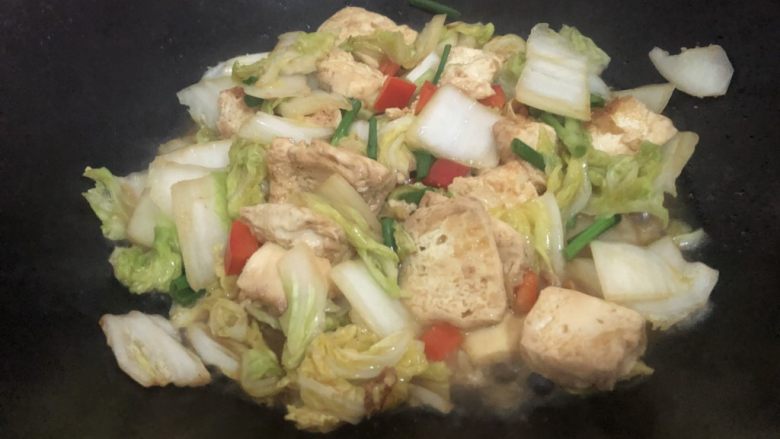 Stir-fried tofu with cabbage