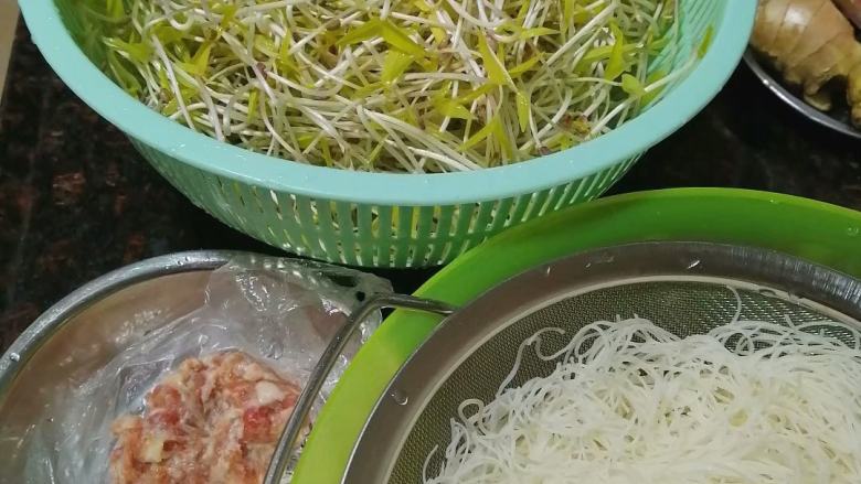 Breakfast ready in three minutes~~Fried rice noodles with minced meat and sprouts