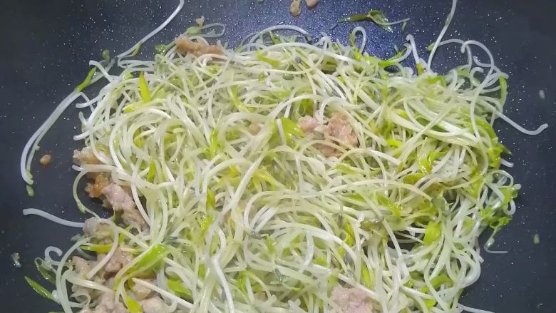 Breakfast ready in three minutes~~ Fried rice noodles with sprouts and minced meat