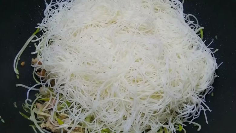 Breakfast ready in three minutes~~ Fried rice noodles with sprouts and minced meat