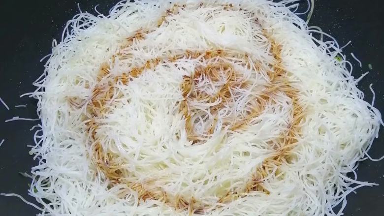 Breakfast ready in three minutes~~ Fried rice noodles with sprouts and minced meat