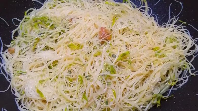 Breakfast ready in three minutes~~ Fried rice noodles with sprouts and minced meat