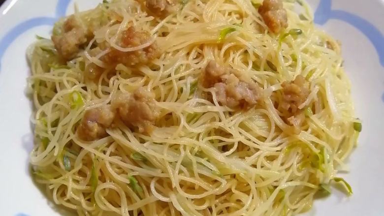 Breakfast ready in three minutes~~Fried rice noodles with minced meat and sprouts